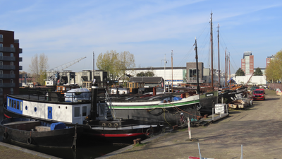 851487 Gezicht over de Veilinghaven te Utrecht, met enkele aangemeerde schepen, vanaf de Voorsterbeeklaan. Met op de ...